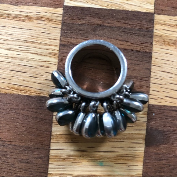 Very Funky ring .  Light green stones that move and catch the light - Picture 9 of 13